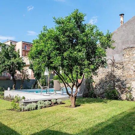In Near Mount Etna Apartman *